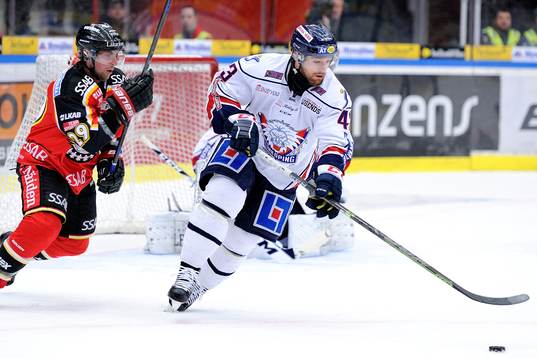 Linköpings Nichlas Hardt jagas av Luleås Chris Abbott