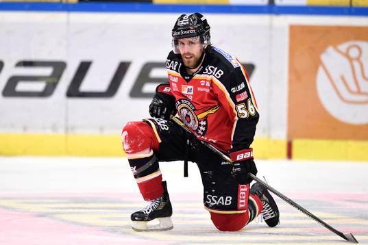 Luleås Jonathan Sigalet knästående på isen