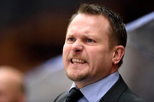 Luleås huvudtränare Joakim Fagervall skriker på domarna