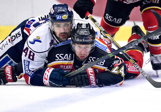 Linköpings Daniel Rahimi hamnar ovanpå Luleås Cam Abbott