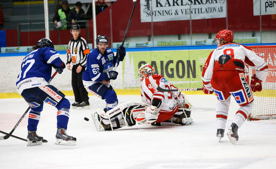 Karlskogas Daniel Wessner och Linus Fröberg pressar på