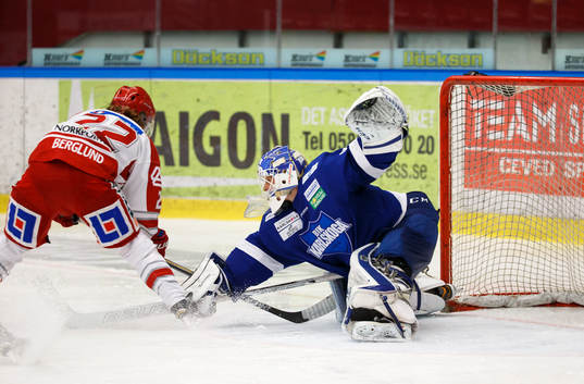 Timrås Emil Berglund provar skott på Karlskogas målvakt