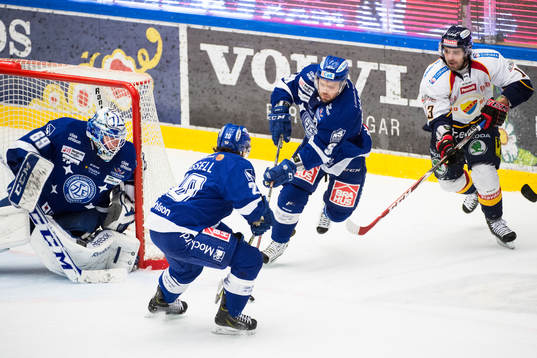 Leksands Kevin Kapstad försöker få bort pucken från