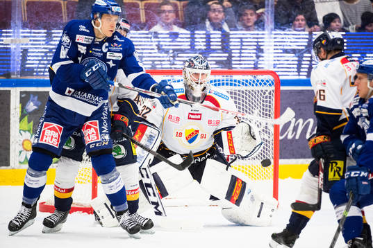 Leksands Johan Ryno försöker styra pucken mot