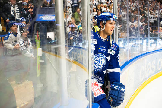 Leksands Jon Knuts kliver på isen