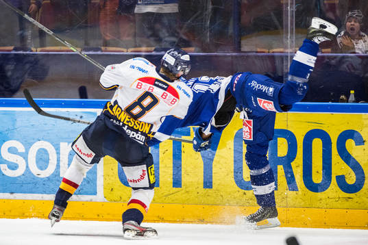 Djurgårdens Linus Arnesson tacklar Leksands Jon Knuts