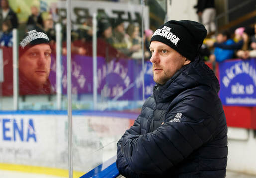 Karlskogas Christian Berglund står bredvid och följer