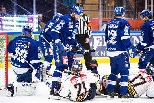Leksands Joonas Rönnberg ser ner på två