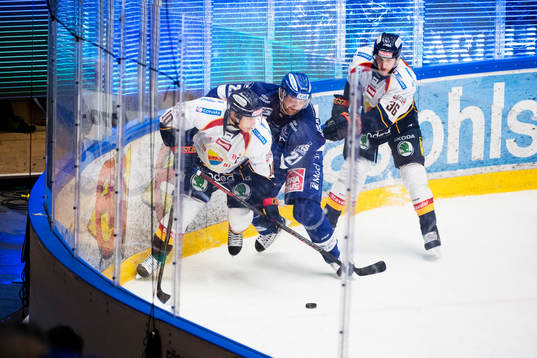 Leksands Mattias Ritola  i kamp om pucken mot Djurgårdens