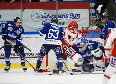 Timrås Emil Berglund  pressar på framför Karlskogas