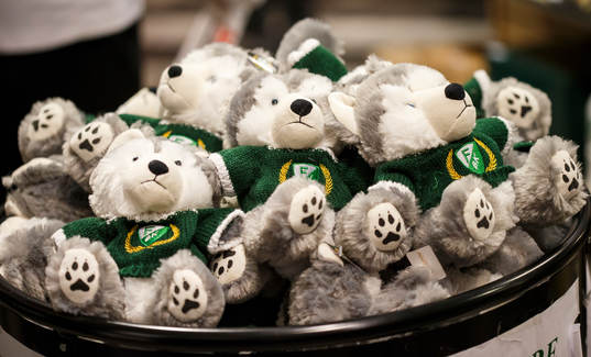 Ture Vargmascotat väntar på köpare butiken