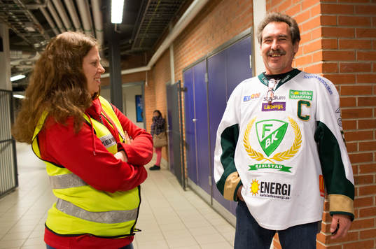 En publikvärd och en Färjestads supporter är glada