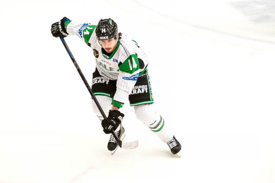 Rögles Jordan Smotherman värmer upp innan ishockeymatchen