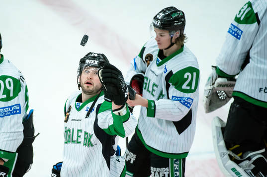 Rögles Jordan Smotherman värmer upp innan ishockeymatchen