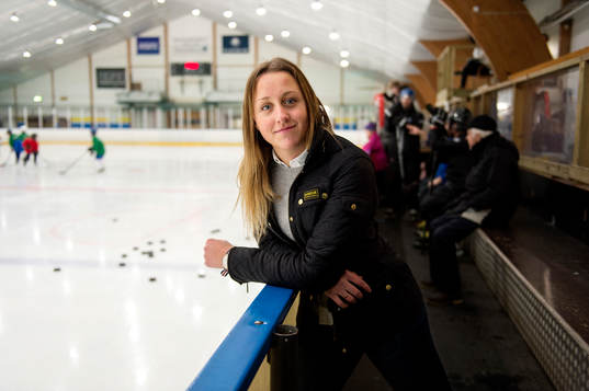 Ishockeyspelaren Hanna Olsson som spelar med pojkar SH84