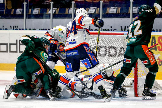 Färjestads Per Åslund gör 1-0