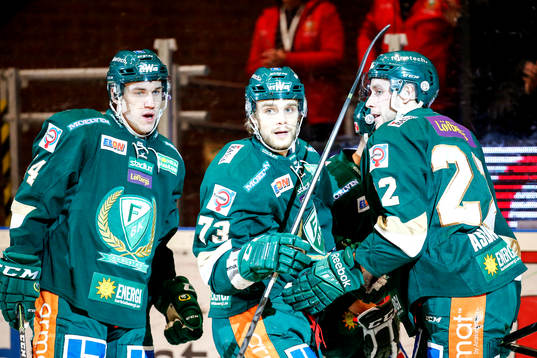 Färjestads Anton Grundel och Per Åslund jublar