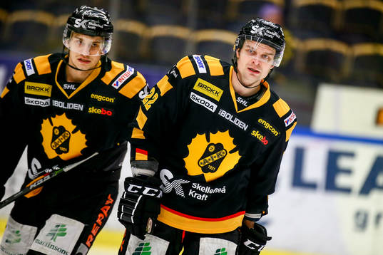 Skellefteås Janne Pesonen och Kirill Kabanov jublar