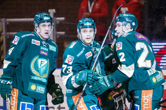 Färjestads Per Åslund (h) gör mål 1-0 och firar med