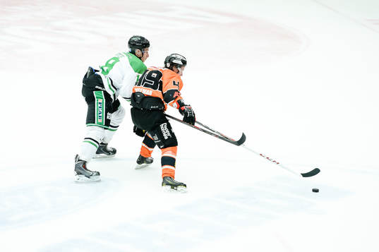 Karlskronas Filip Cruseman jagas av Rögles Sebastian