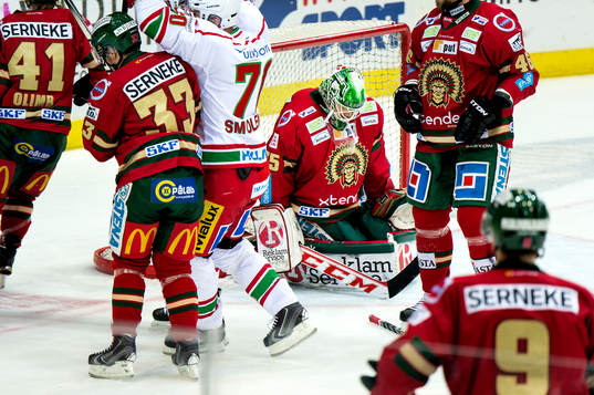 Frölundas målvakt Linus Fernström deppar