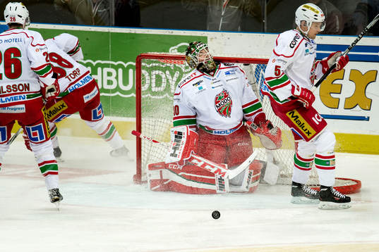 Modos målvakt Linus Ullmark deppar