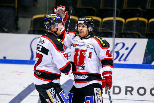 Örebros Brian Willsie och Filip Bergmark jublar