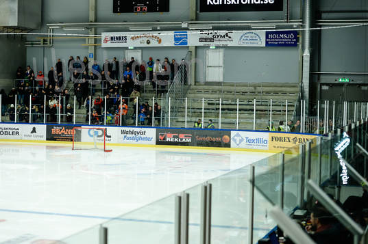 Rögles supportrar lämnar läktaren i en protest mot shl