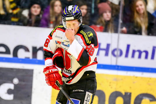 Örebros Viktor Ekbom fick en puck i bröstet