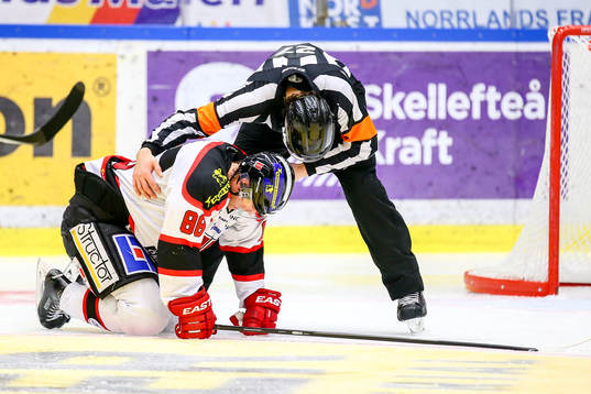 Örebros Viktor Ekbom fick en puck i bröstet