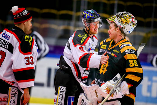 Skellefteås målvakt Markus Svensson blev gratulerad av