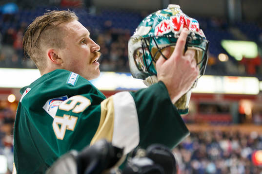 Färjestads målvakt Justin Pogge utan mask