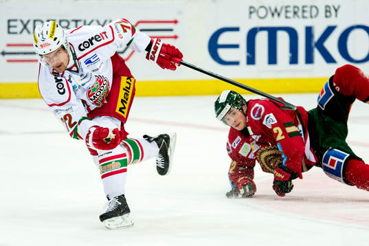 Modos Juha-Pekka Haataja i en närkamp med Frölundas