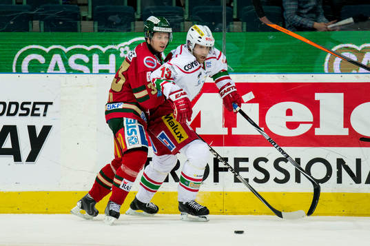 Frölundas Elias Fälth i en närkamp med Modos Niklas