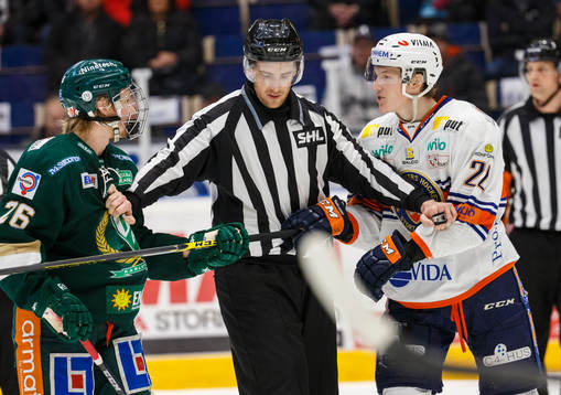 Färjestads Per Åslund och Växjös Gustav Rydahl  gruffar