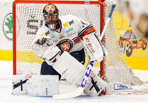 Växjös målvakt Cristopher Nihlstorp plockar puck