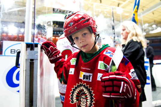 Ung Frölundaspelare innan ishockeymatchen i SHL mellan