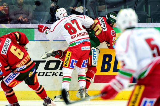 Modos Donald Brashear trycker till Frölundas Mattias