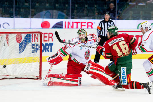 Frölundas Anton Axelsson gör 3-1 bakom Modos målvakt