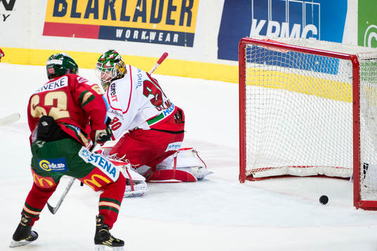 Frölunda har en puck på mållinjen som Modo räddar