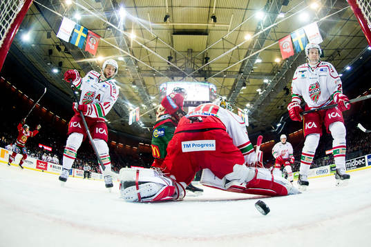 Frölunda har precis gjort 1-0 och Modos Oscar Hedman och