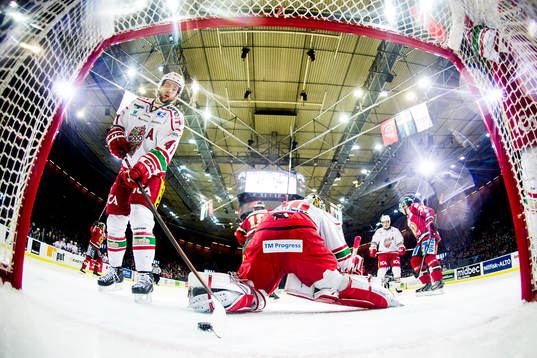 Frölunda har precis gjort 1-0 och Modos Oscar Hedman deppar