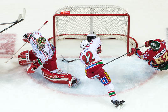Modos Albin Carlson rensar undan pucken framför Frölundas