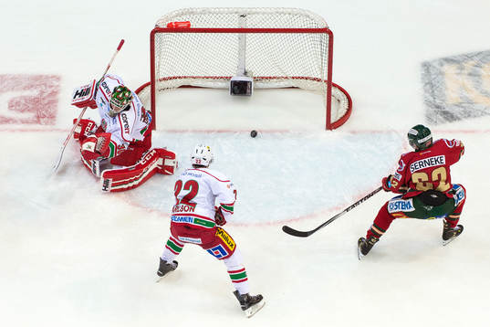 Frölundas Artturi Lehkonen och Modos Albin Carlson på
