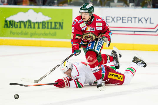 Frölundas Mattias Janmark går förbi Modos Peter Öberg