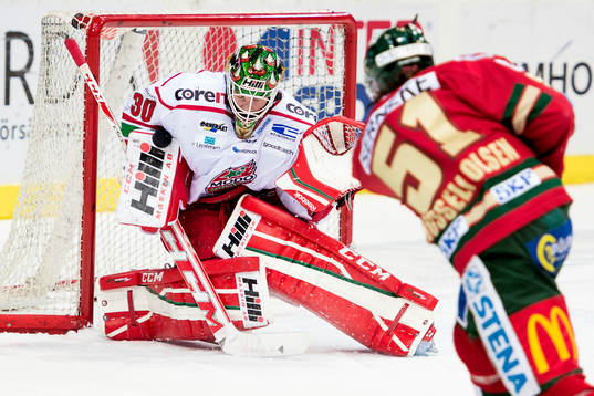 Modos målvakt Linus Ullmark motar skott från Frölundas