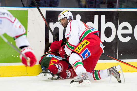 Modos Donald Brashear trycker till Frölundaspelare