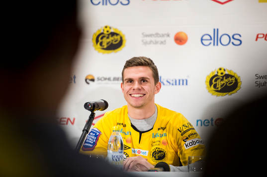 Elfsborgs nyförvärv Jesper Manns skrattar