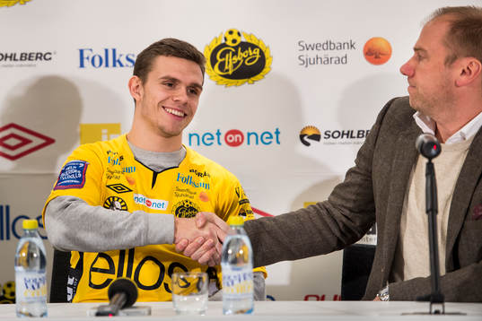 Elfsborgs nyförvärv Jesper Manns hälsas välkommen av