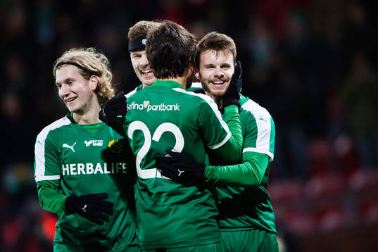 Hammarbys Måns Söderqvist (th) kramas om av Oliver